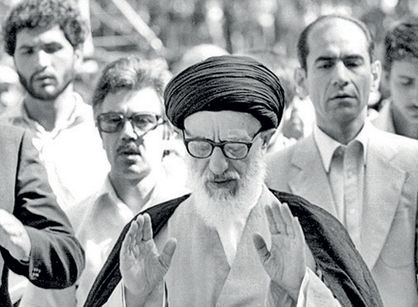 لحظاتی از اولین نمازجمعه پس از انقلاب به امامت آیت‌الله طالقانی +فیلم