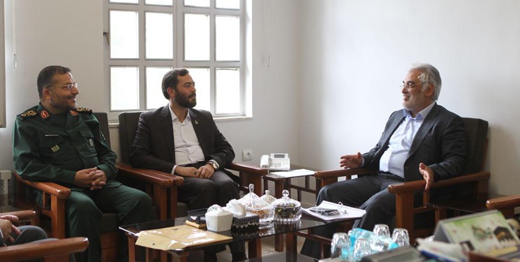 رئیس دانشگاه آزاد اسلامی با سردار غلامرضا سلیمانی دیدار کرد