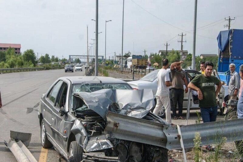 عدم توجه به جلو علت برخوردکامیون بنز یک دستگاه پژو پارس