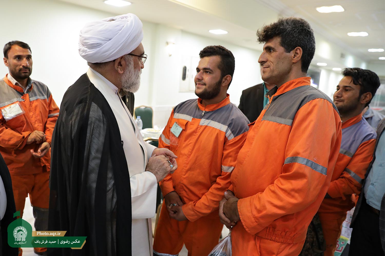 پاکبانان خیابان&zwnj;های منتهی به حرم مطهر، مهمان ضیافت امام رضا(ع) شدند +عکس