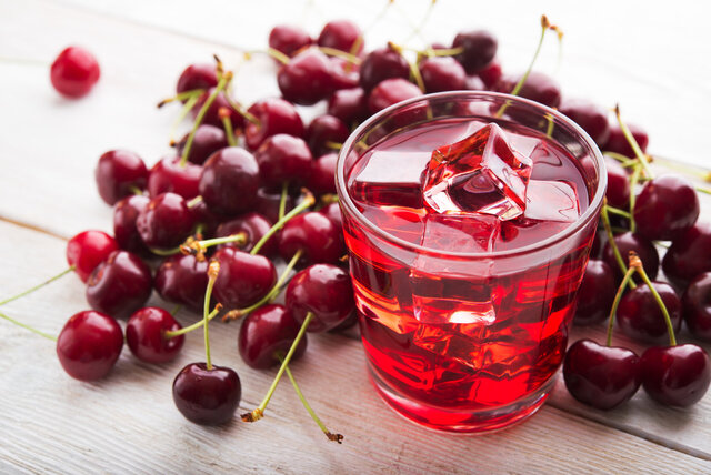 اگر مسن هستید حتما آب آلبالو بخورید
