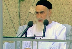 طواف خانه خدا به تنهایی توسط یک خانم + فیلم