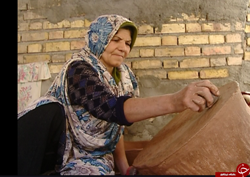هنری به قدمت تاریخ/ بانوان&nbsp; روستای گلابر خالق تنورهای هستند که مشتریان خاص از سراسر کشور دارند