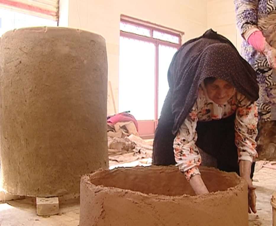هنری به قدمت تاریخ/ بانوان&nbsp; روستای گلابر خالق تنورهای هستند که مشتریان خاص از سراسر کشور دارند