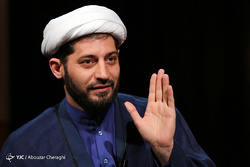 سوال علی ضیا از دبیر ستاد امر به معروف: حجاب مهم‌تر است یا اختلاس؟ + فیلم