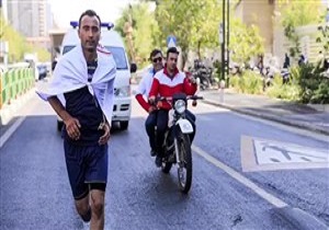 پس از ۱۷ روز: پرچم‌ صلح و دوستی جوان اراکی در تهران به اهتزاز درآمد + فیلم