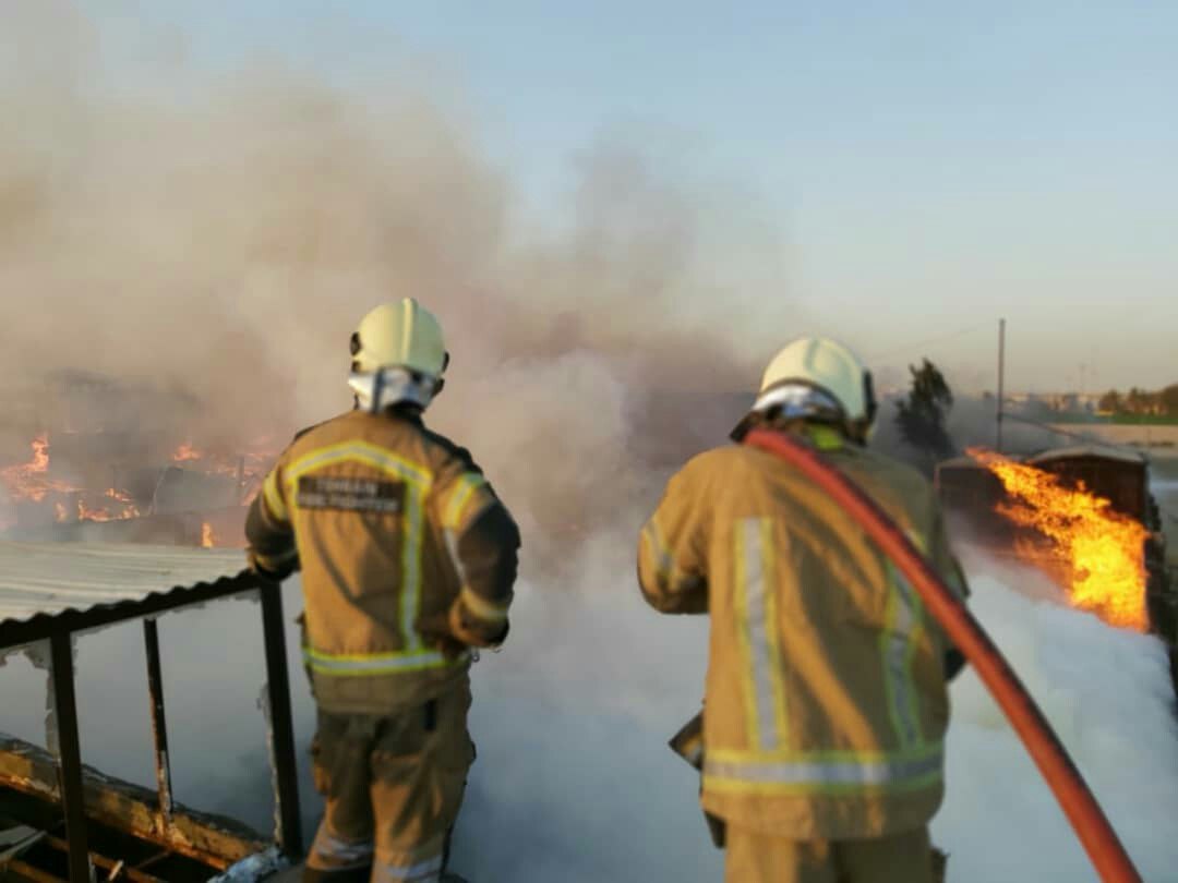 آتش سوزی انبار چوب در شهریار به وسعت ۱۶ هزار متری مربع/حادثه مصدومی نداشت