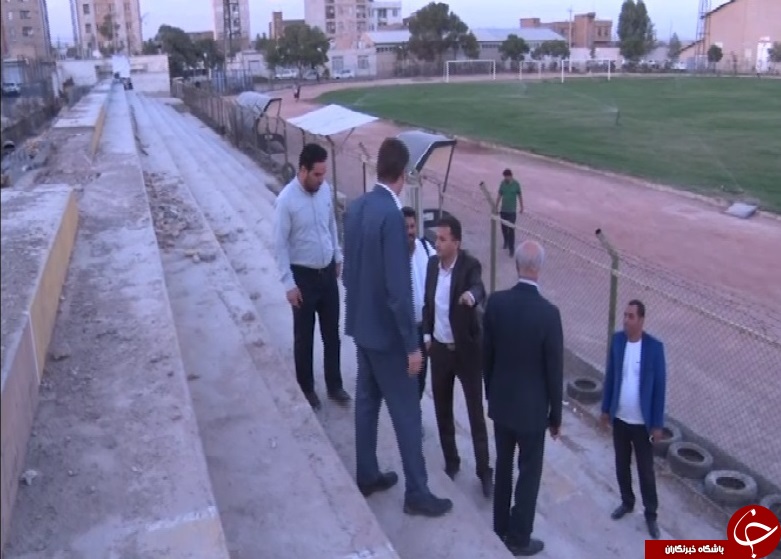 آماده سازی ورزشگاه شهید چمران ساوه با دستان خالی