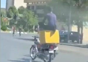 حرکت عجیب پیک موتوری در مشهد! + فیلم