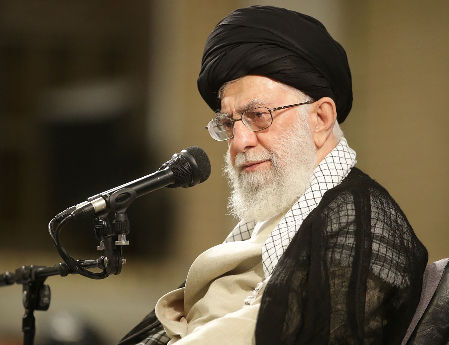 ماجرای هدیه "پرچم قیام عشایر خوزستان علیه استعمار انگلیس" به رهبرانقلاب + تصویر