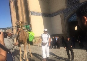 بدرقه جهانگرد هرمزگانی از مقابل سر در عالی قاپو