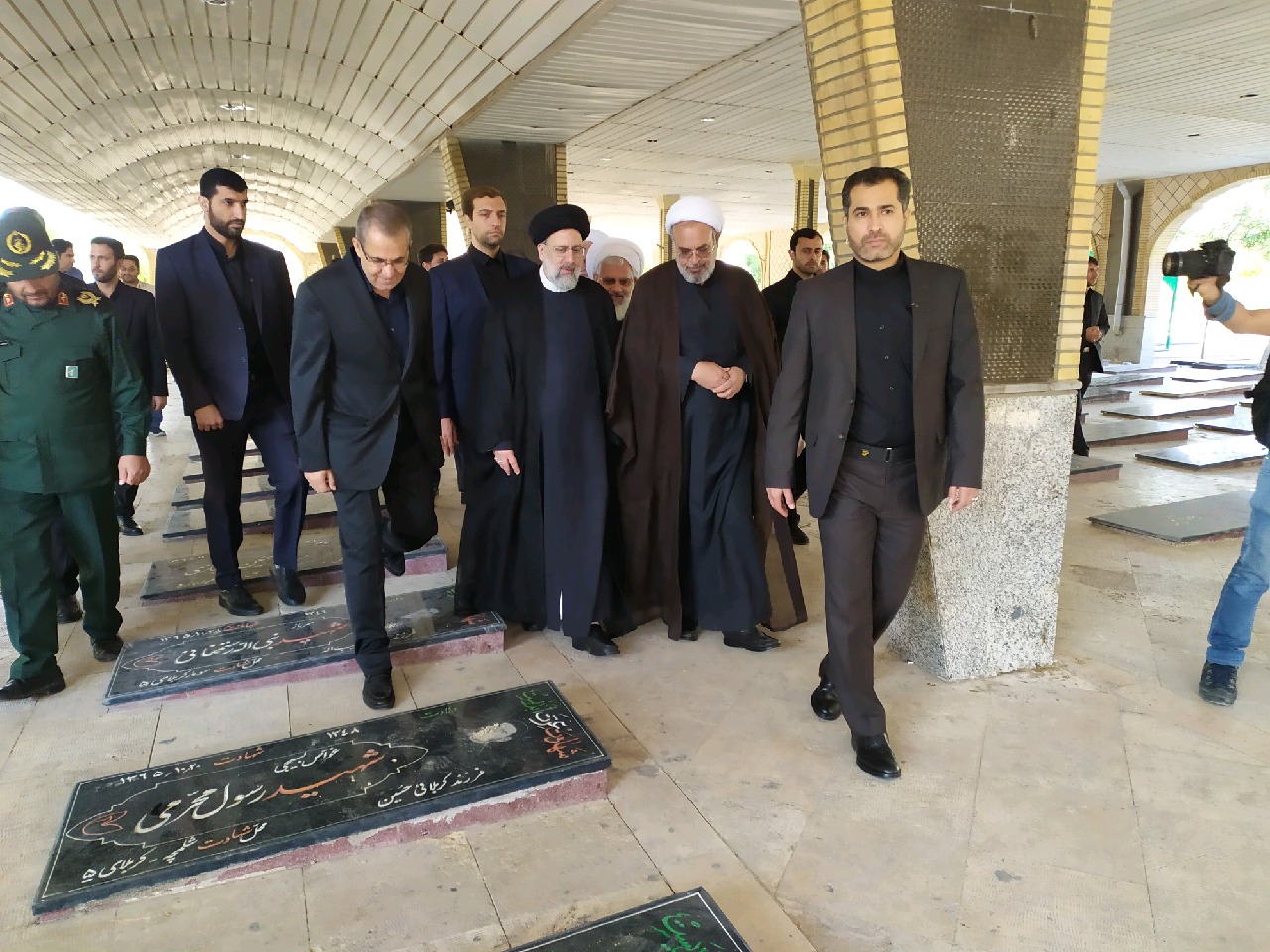 رئیس قوه قضاییه با حضور در مزار شهدای زنجان به مقام شامخ شهیدان ادای احترام کرد