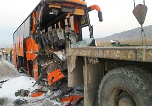 تصادف مرگبار اتوبوس با تریلی در محور نور آباد _نهاوند