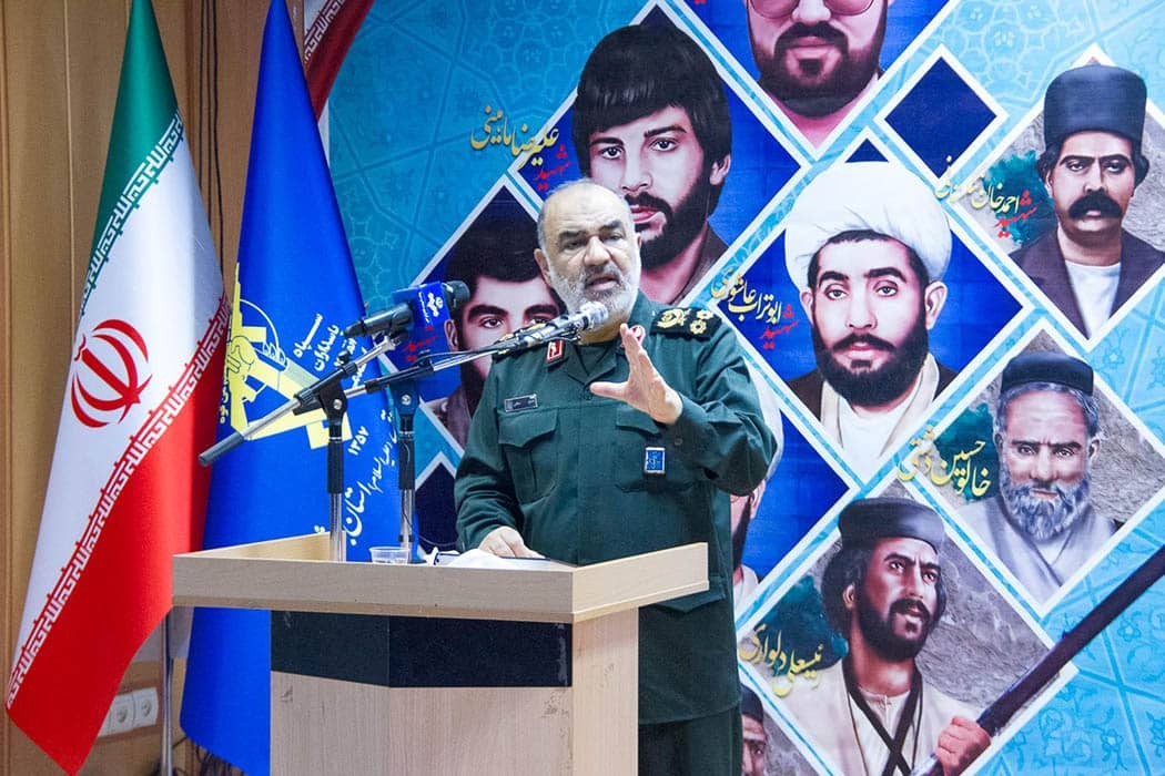 سردار سرلشکر حسین سلامی در جمع فرماندهان و مسئولین سپاه امام صادق (ع) استان بوشهر عنوان کرد: مردانی که در این دیار هستند شکست دادن دشمن را هنرمندانه می&zwnj;دانند.