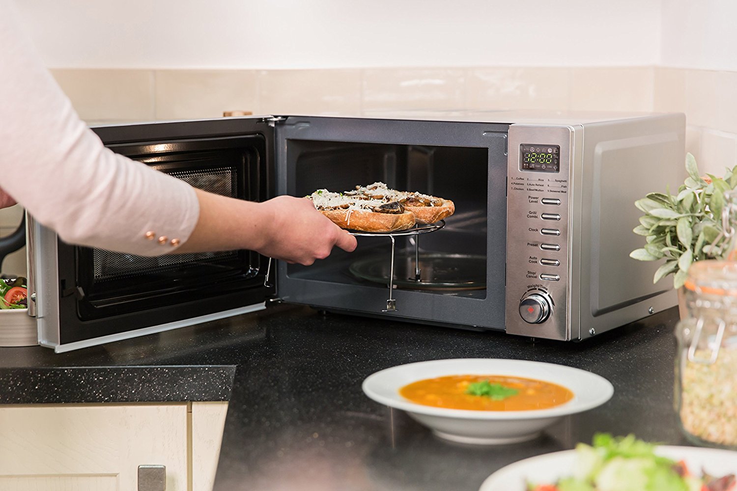 گذاشتن این ظروف و مواد غذایی در ماکروویو ممنوع!
