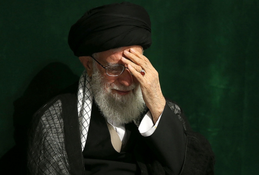 تصویری از رهبر انقلاب در اولین شب مراسم عزاداری محرم ۹۸
