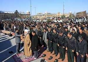 اقامه نماز ظهر عاشورا در گلزار شهدای شهر کرمانشاه