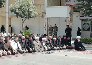 اقامه نماز ظهر عاشورا در گلزار شهدای شهر کرمانشاه