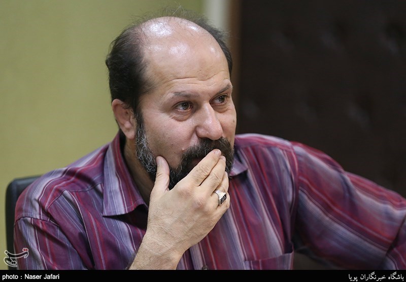 حمیدرضا شکارسری «تاریخچه فشرده شعر نو» را می‌نویسد