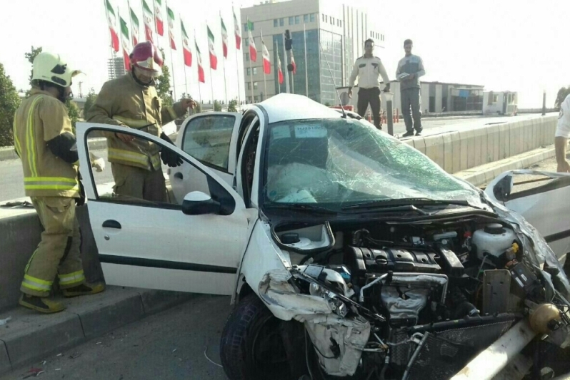 برخورد خودروی ۲۰۶ با گاردریل در رمپ شیخ فضل الله
