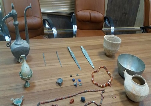 کشف اشیاء سفالی در گورهای تاریخی شهرستان دنا