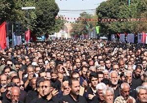 عزاداران حسینی در خیابان شهدای قزوین تجمع می‌کنند