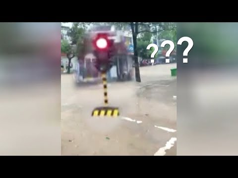 سیل شدید چراغ راهنمایی را با خود برد! + فیلم///