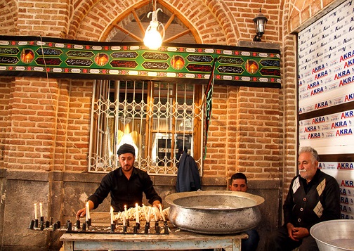 آئین &laquo;شام پایلاماق&raquo; یا شمع&zwnj;گردانی در اردبیل/روشن کردن ۴۱ شمع در ۴۱ مسجد اردبیل