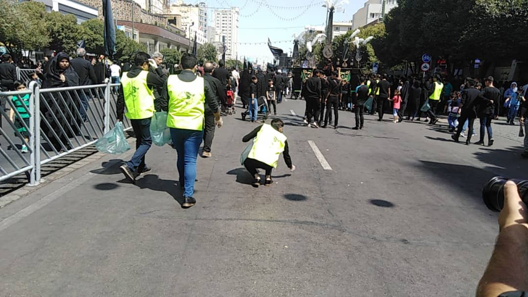 پاکبانان سبز همراه عزاداران سیاه&zwnj;پوش حسینی/ پویش &laquo;من یک پاکبان هستم&raquo; در مشهد + تصاویر
