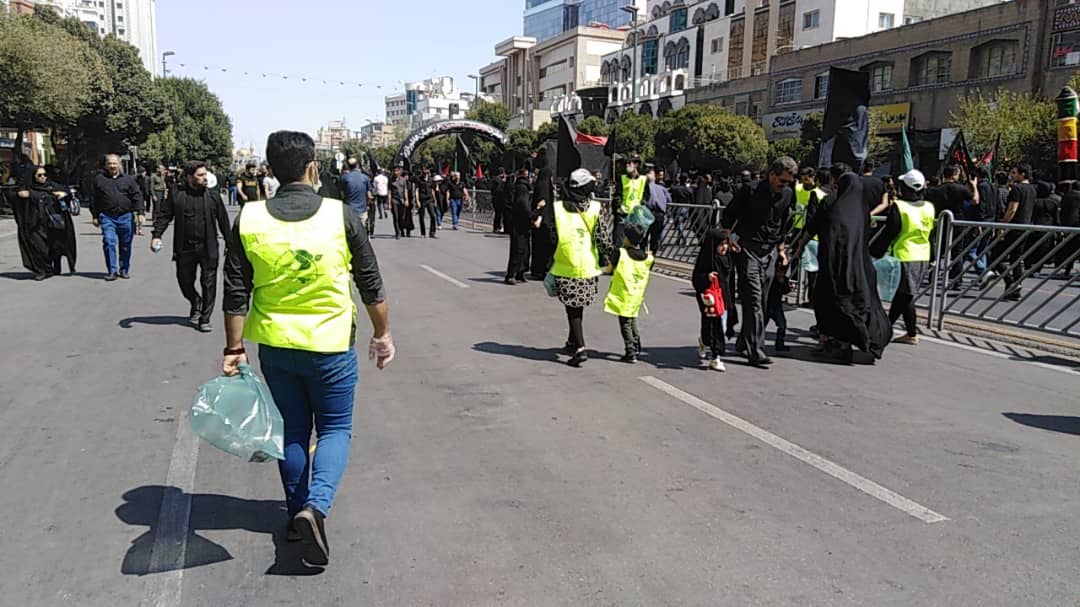پاکبانان سبز همراه عزاداران سیاه&zwnj;پوش حسینی/ پویش &laquo;من یک پاکبان هستم&raquo; در مشهد + تصاویر