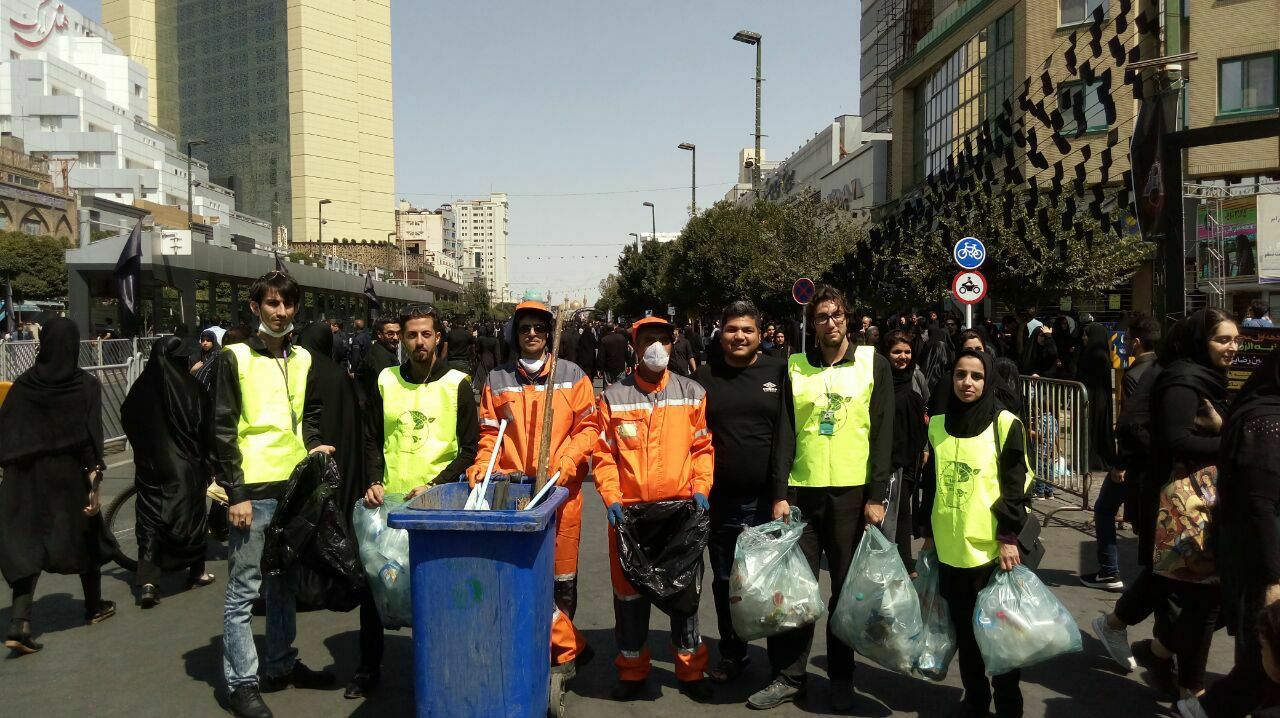 پاکبانان سبز همراه عزاداران سیاه&zwnj;پوش حسینی/ پویش &laquo;من یک پاکبان هستم&raquo; در مشهد + تصاویر