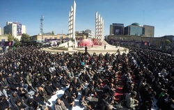 نماز ظهر عاشورا در میدان انقلاب زنجان