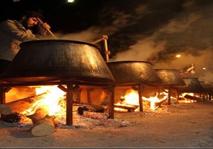 " حلیم پزان " رسم دیرین گلستانی ها از سر ارادت به شهید کربلا