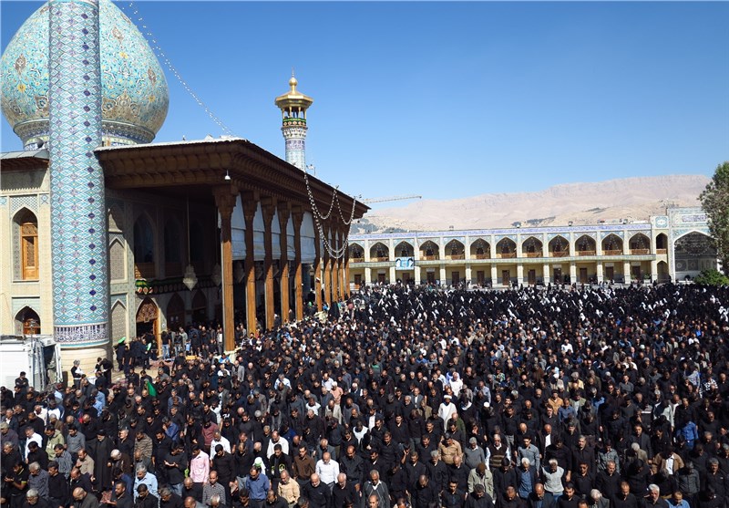 اقامه نماز جماعت ظهر عاشورا در حرم مطهر شاهچراغ (ع) + تصاویر