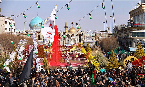 خیابان های اطراف حرم رضوی لبریز از دلدادگان حسینی است /  لحظه به لحظه بر تعداد زائران افزوده می‌شود