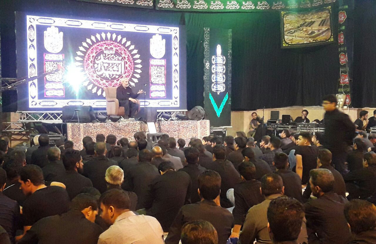 چرا برای مادران شهدا فرش قرمز پهن نمی کنند