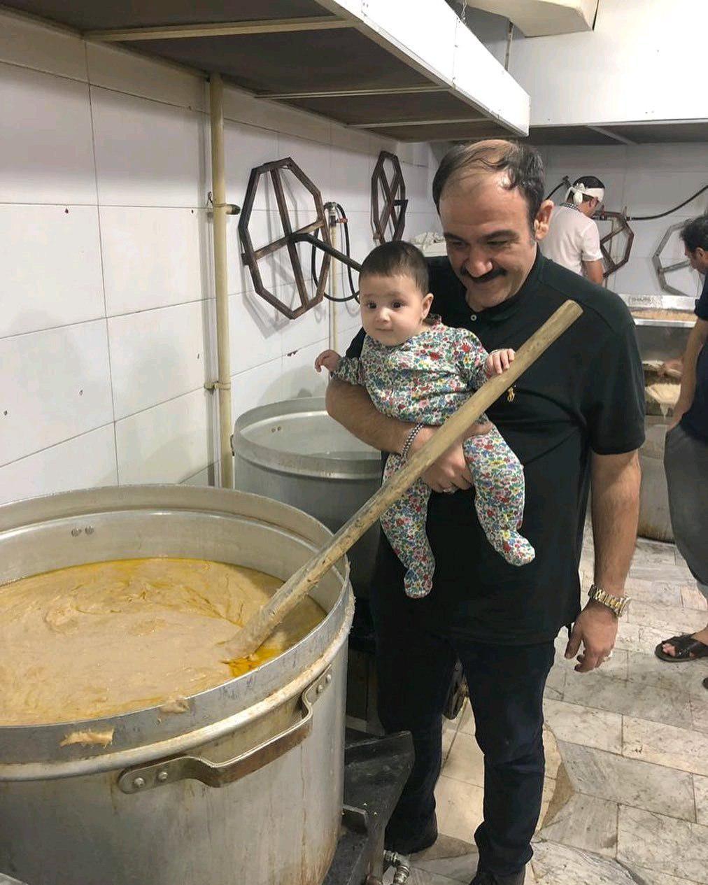 مهران غفوریان همراه دخترش در مراسم محرم +تصویر