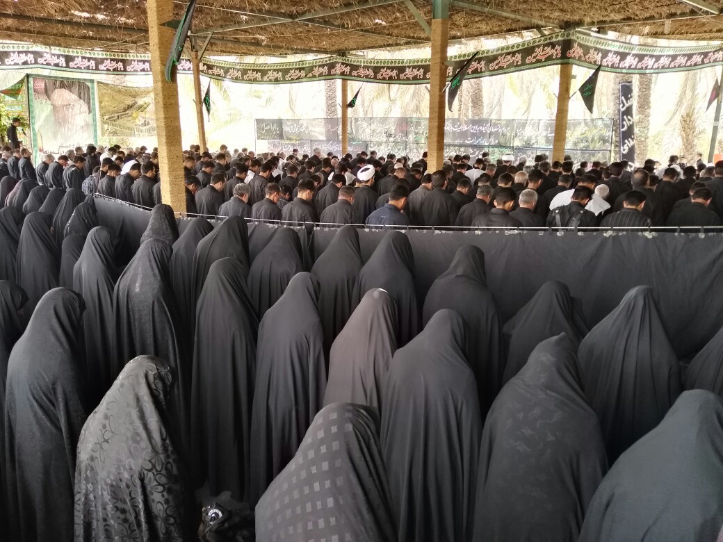 عاشقان حسینی نماز ظهر عاشورا را باشکوه خاصی برگزار کردند