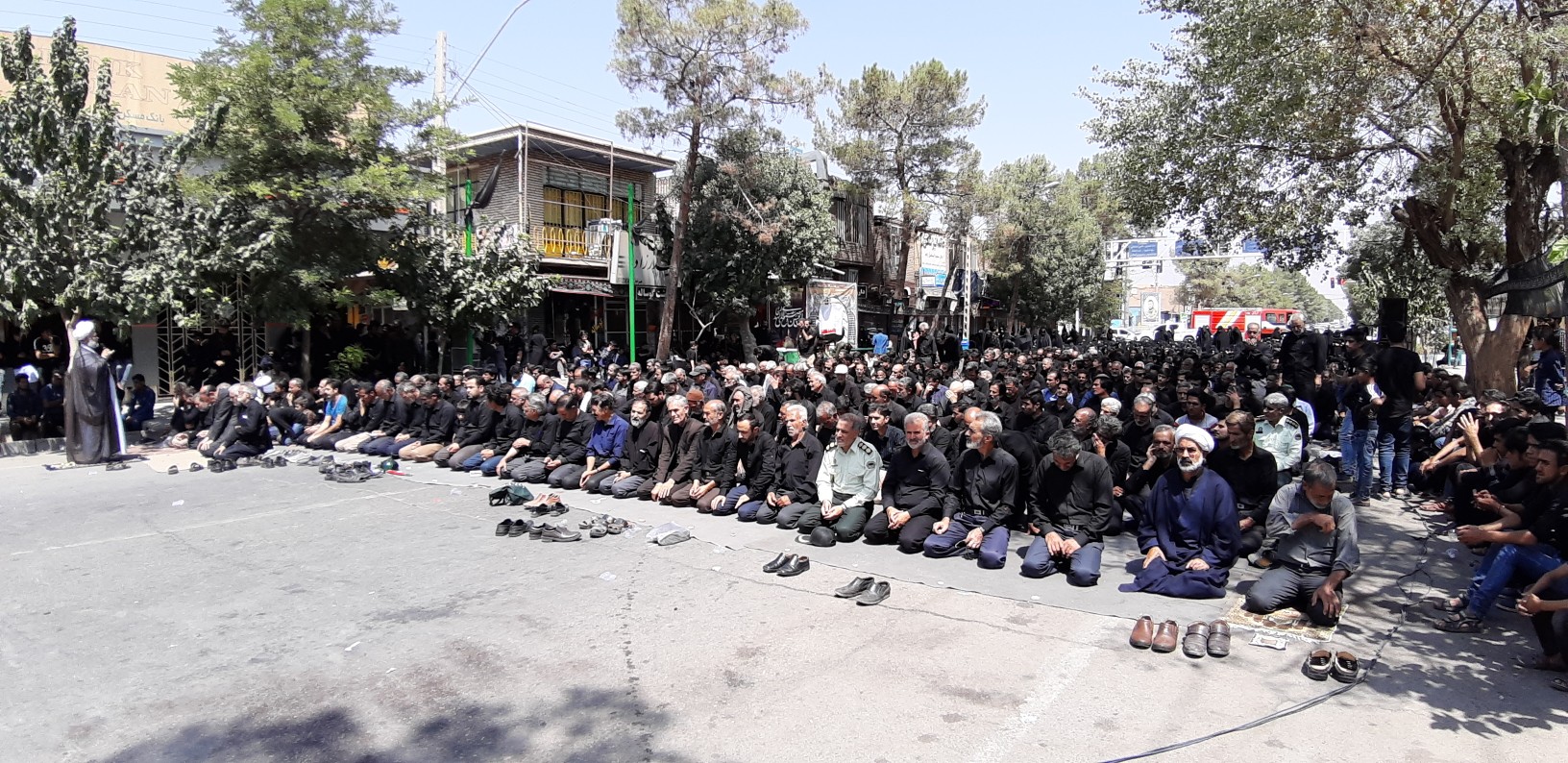 عاشقان حسینی نماز ظهر عاشورا را باشکوه خاصی برگزار کردند