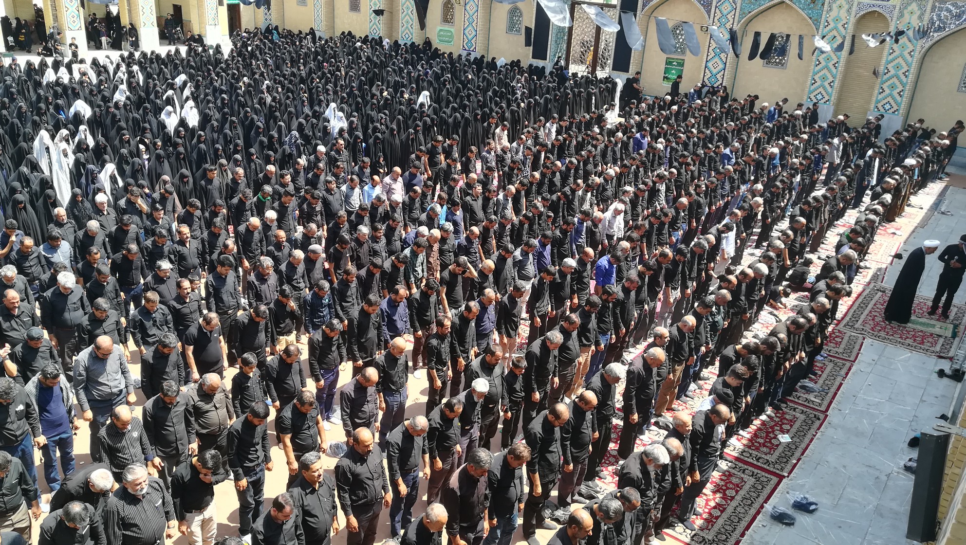 عاشقان حسینی نماز ظهر عاشورا را باشکوه خاصی برگزار کردند