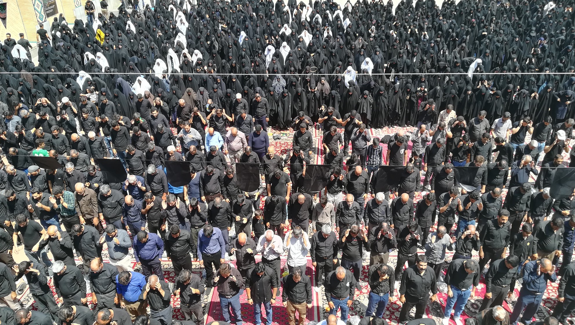 عاشقان حسینی نماز ظهر عاشورا را باشکوه خاصی برگزار کردند