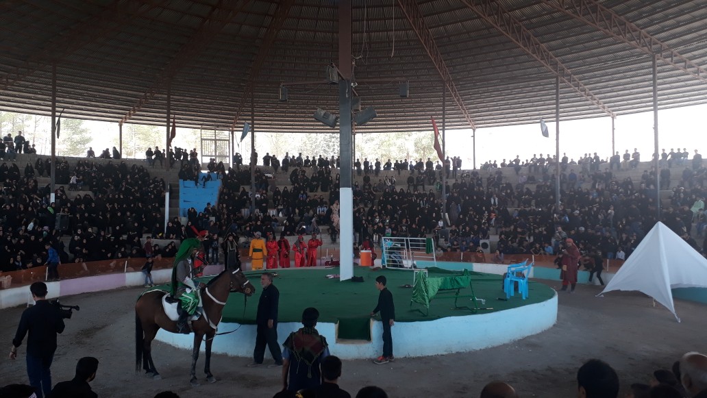 عاشقان حسینی نماز ظهر عاشورا را باشکوه خاصی برگزار کردند