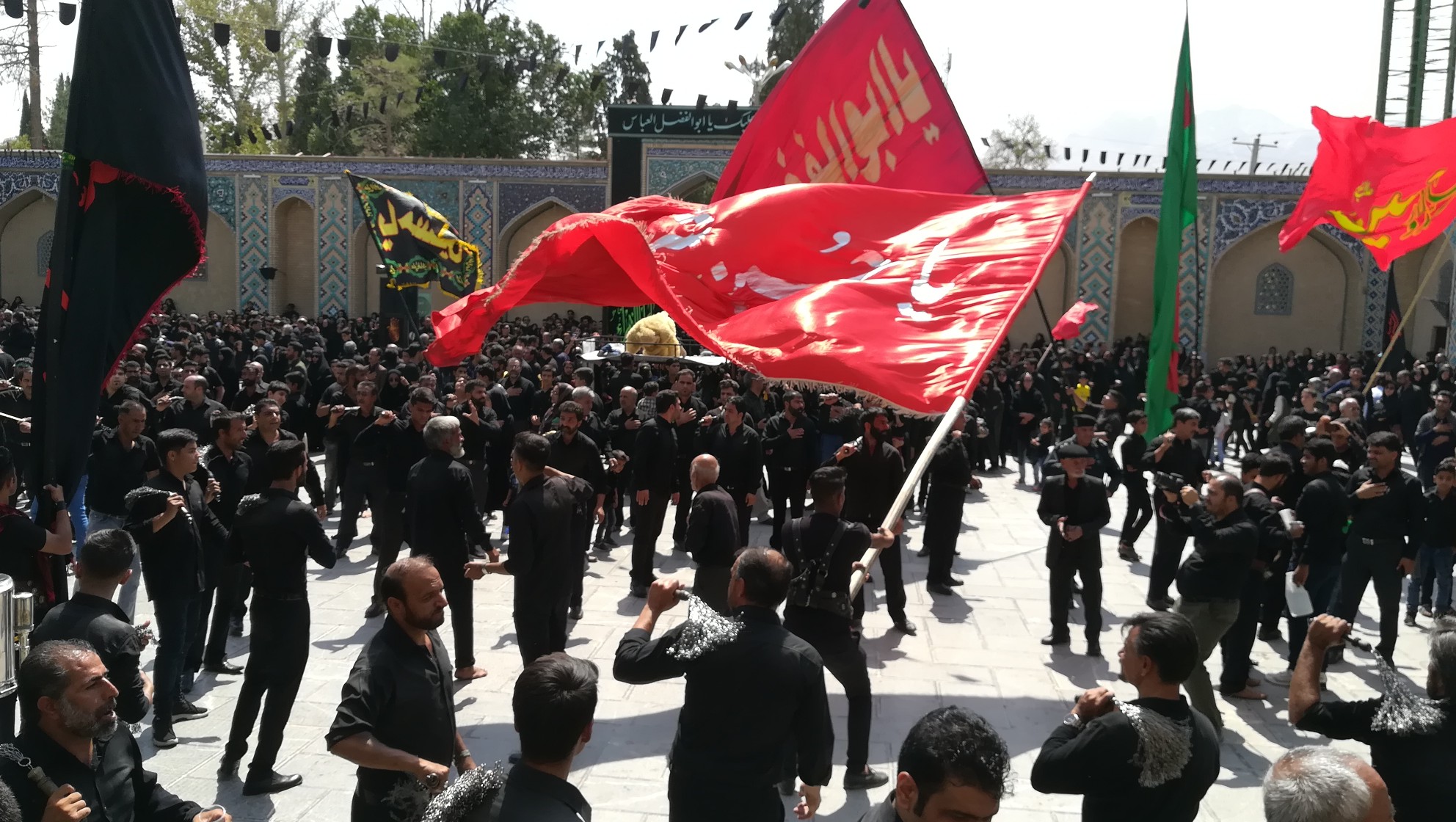 عاشقان حسینی نماز ظهر عاشورا را باشکوه خاصی برگزار کردند