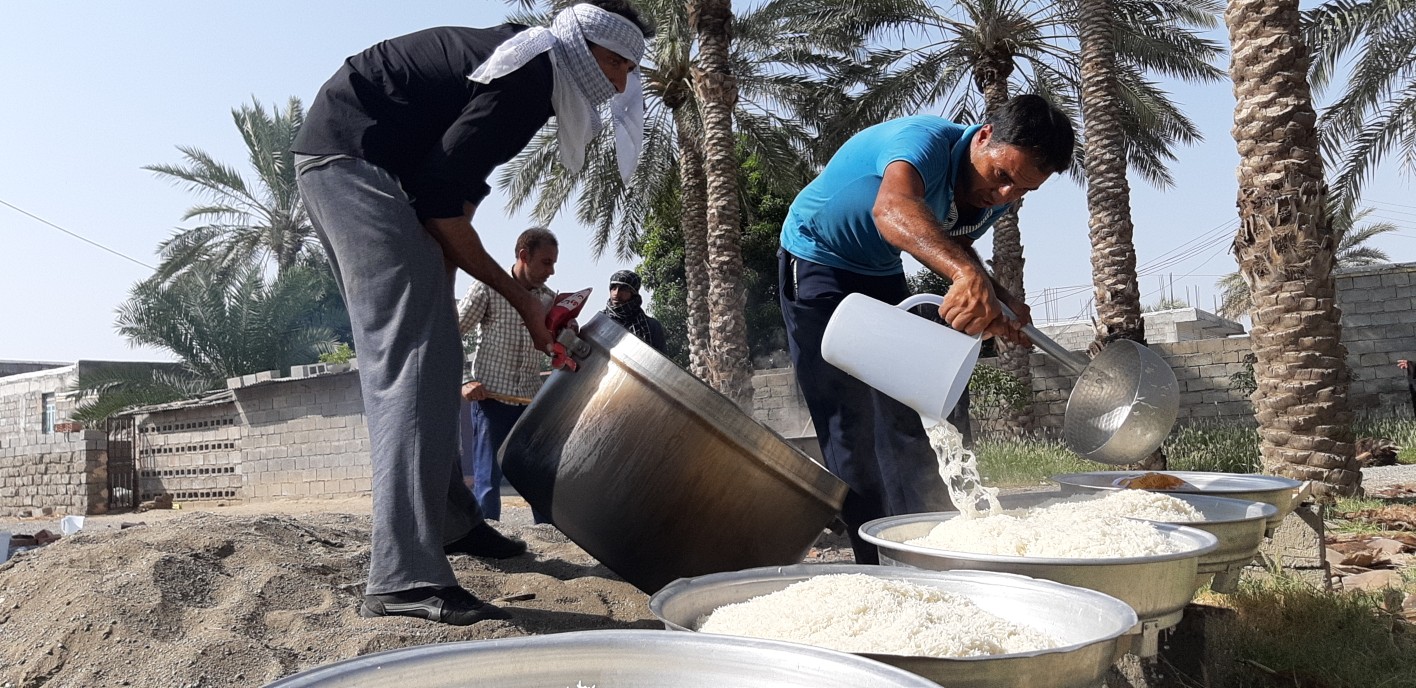 عاشقان حسینی نماز ظهر عاشورا را باشکوه خاصی برگزار کردند