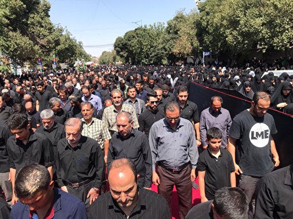 اقامه نماز ظهر عاشورا در قزوین