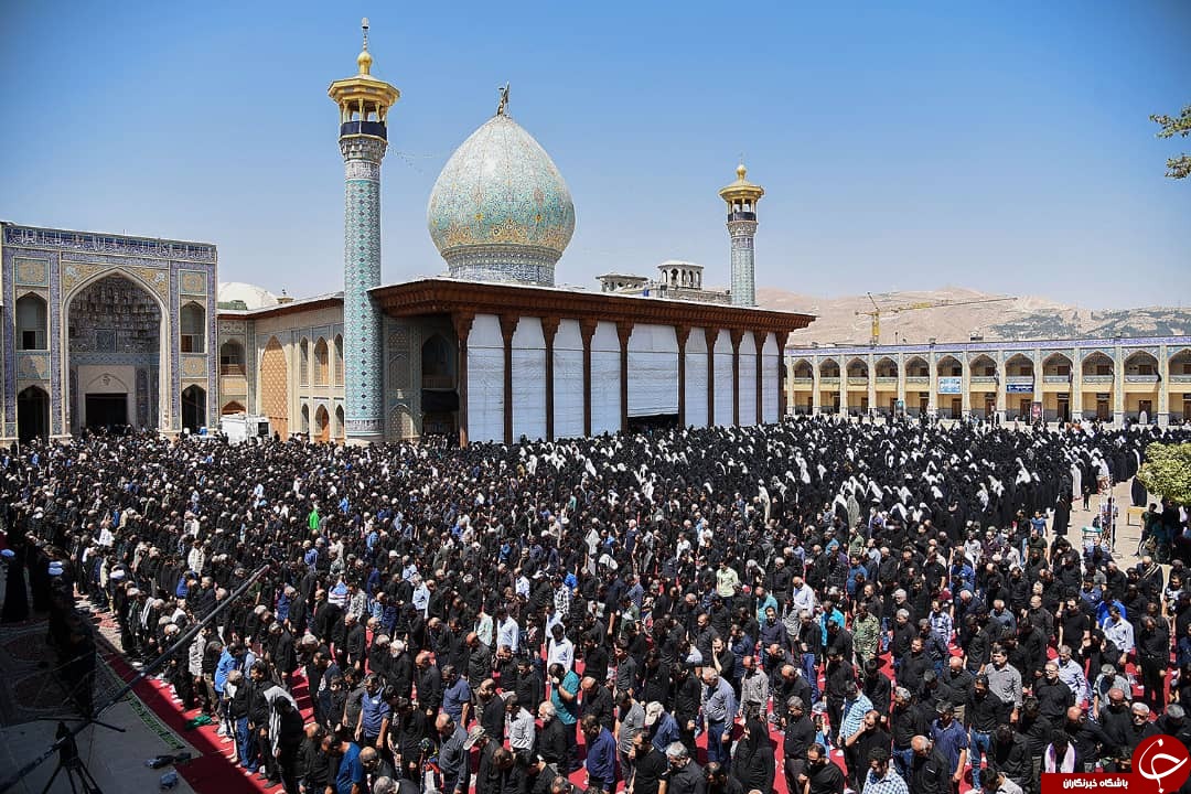 اقامه نماز جماعت ظهر عاشورا در حرم مطهر شاهچراغ (ع) +عکس