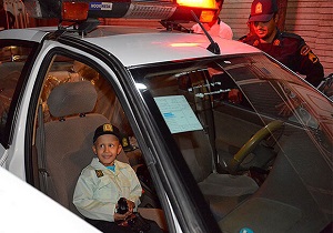 کودک مبتلا به سرطان قمی به آرزویش رسید/کودک مبتلا به سرطان در قم لباس پلیس پوشید