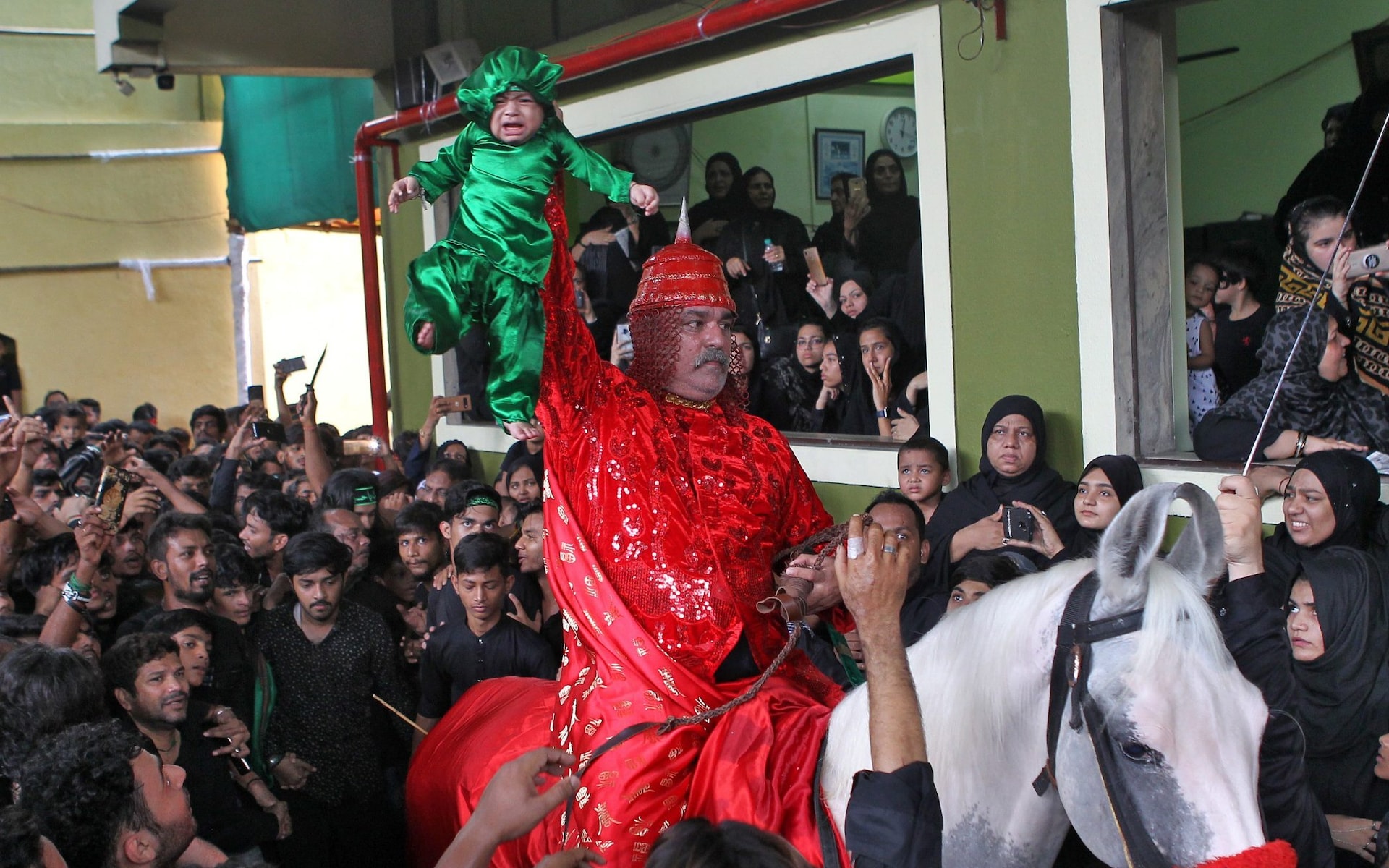تصاویر روز: از حضور کیم جونگ اون در محل آزمایش موشک تا شتر سواری فلسطینی&zwnj;ها در رفح