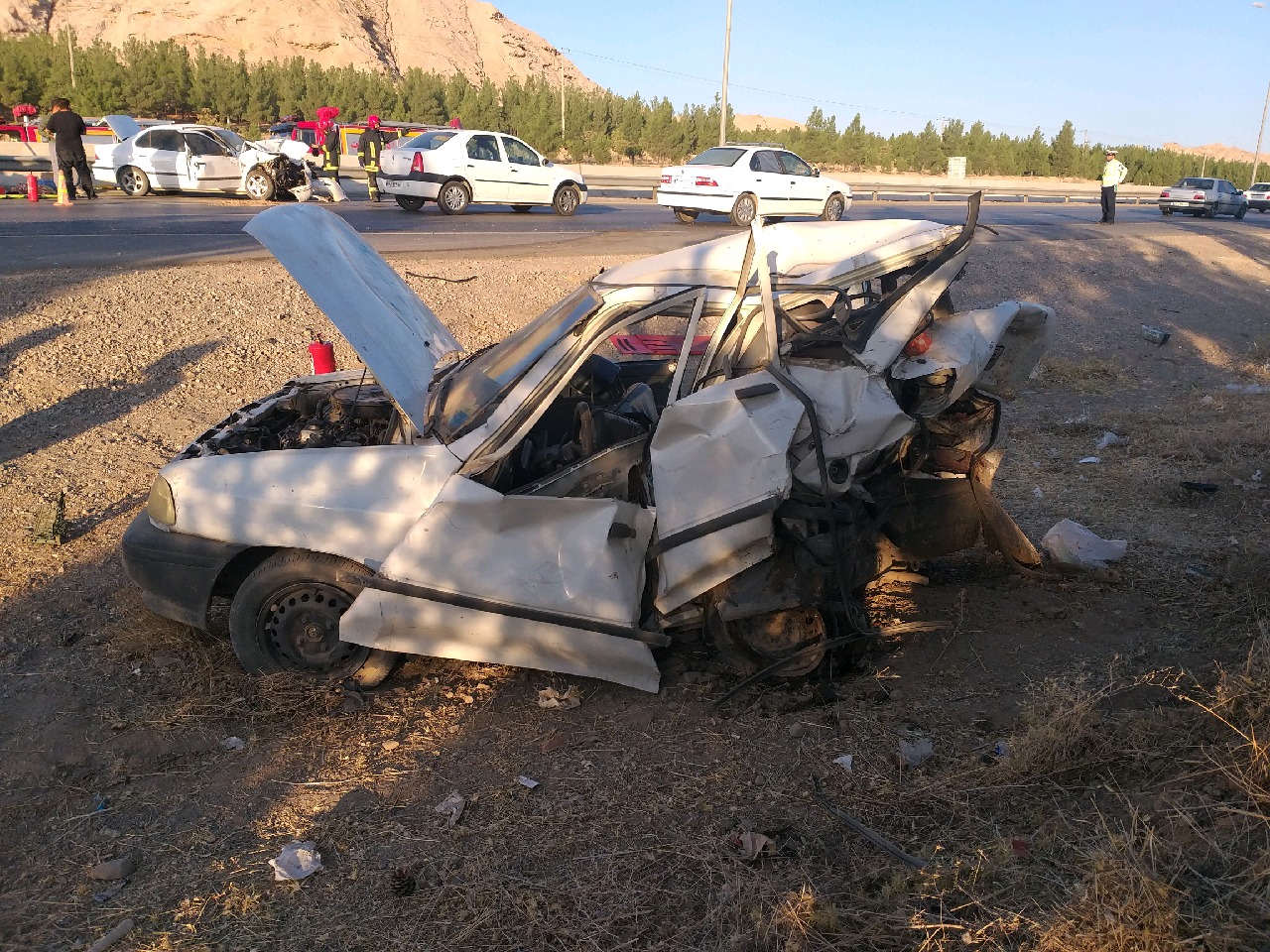 پارک خودرو در حاشیه بزرگراه حادثه آفرید