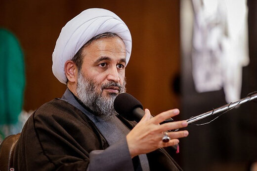 دو قطبی سازی جامعه که رفتاری منافقانه است در نماز جمعه بحث  شود